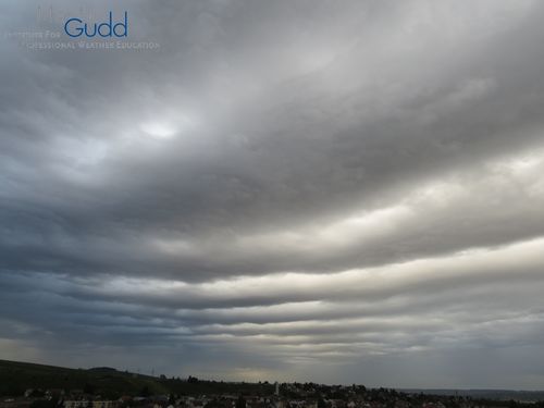 Altocumulus stratiformis opacus undulatus - Wogenwolken / Billow clouds